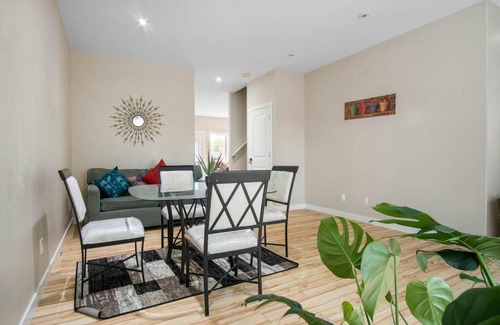 Saskatoon House | Family-Friendly 3BR Suite Perfectly Located in the City