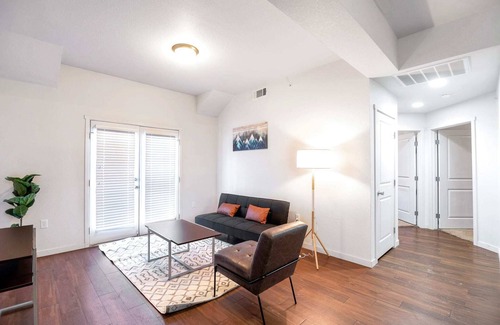 Greeley Apartment | Central 3BR Apartment with Pool and Breakfast Included