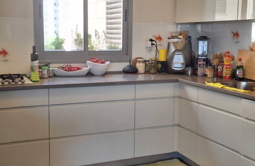 Tel Aviv Apartment | Spacious 3BR apt, large living room, sea view, parking, walk to beach & cafes