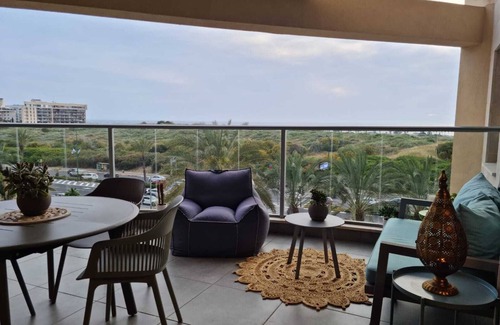 Tel Aviv Apartment | Spacious 3BR apt, large living room, sea view, parking, walk to beach & cafes