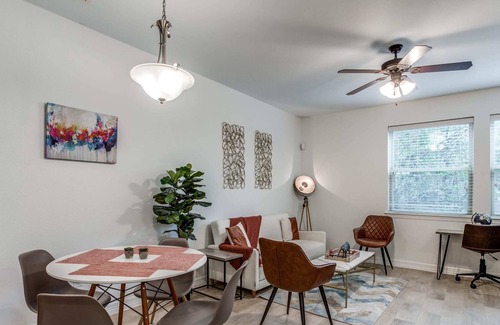 North University House | Spacious 3BR CozySuites in Central Austin by UT 02