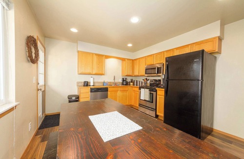 Spokane Valley House | Spacious 3BR Family Retreat w Fire Pit, BBQ, Smart TVs & More