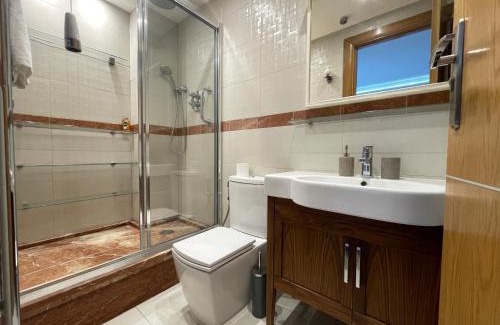 City of Westminster Apartment | Stylish 4-Star Grande A/C near Hyde Park with Pet-Friendly Options