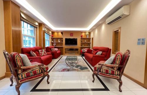 City of Westminster Apartment | Stylish 4-Star Grande A/C near Hyde Park with Pet-Friendly Options