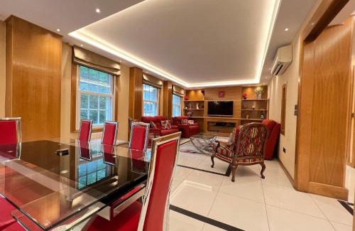 City of Westminster Apartment | Stylish 4-Star Grande A/C near Hyde Park with Pet-Friendly Options