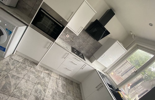 Bensham Manor House | Modern London Three Bed Property with Family-Friendly Amenities
