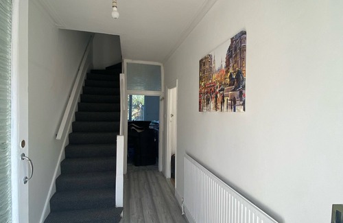 Bensham Manor House | Modern London Three Bed Property with Family-Friendly Amenities
