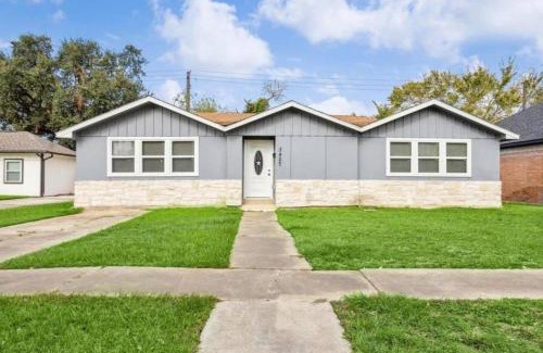 MacGregor House | Spacious 3br Home Office