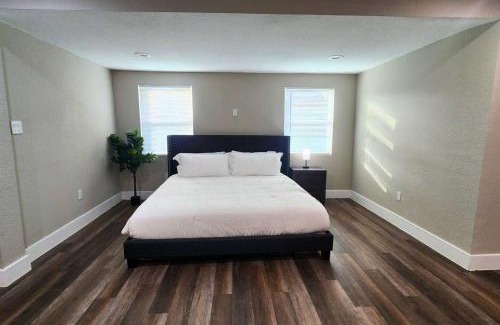 MacGregor House | Spacious 3br Home Office
