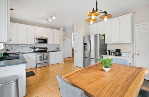 Northwest Raleigh House | Pet Friendly Retreat with Office Space & Fenced Backyard
