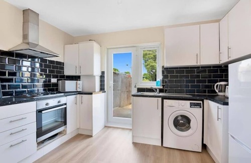 Turkey Street House | Family-Friendly 3BR House with Garden in Enfield, N.London