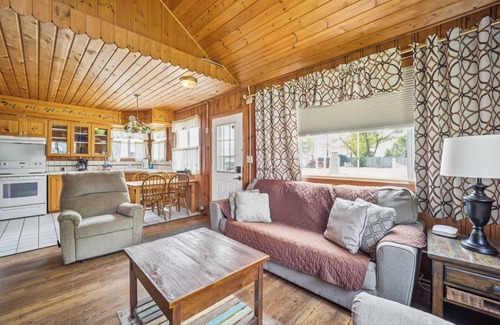 Greenbush Apartment | Spacious 3BR Lakefront Cottage w/Beach Access