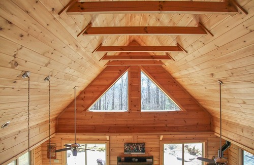Fletcher Cabin | Inviting 3BR Log Cabin with Ocean View and Cozy Loft