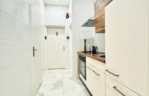 Liesing Apartment | Spacious 3BR Near Kaufpark Alterlaa