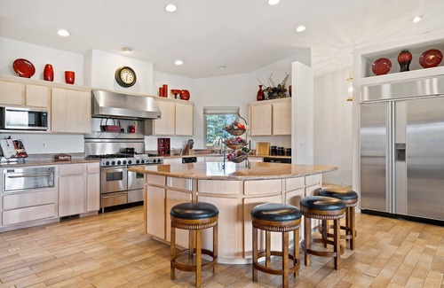 Tri-Cities House | Inviting 3BR Golf Course Retreat Near Wineries & Sports