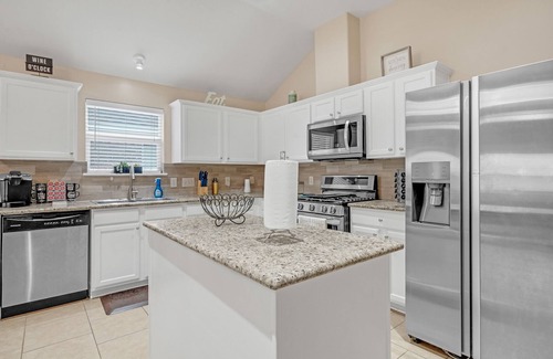Spring House | Delightful Retreat with Spa and Breakfast in Spring, TX