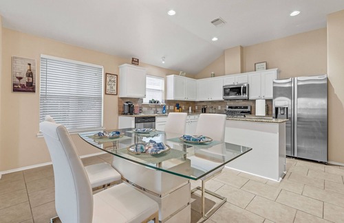 Spring House | Delightful Retreat with Spa and Breakfast in Spring, TX