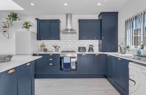 West Bromwich House | Stylish 3BR Retreat with Garden, Parking & Family Amenities