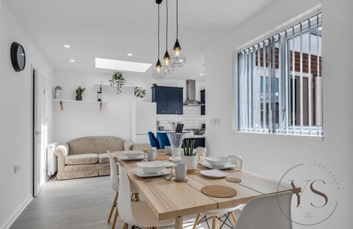 West Bromwich House | Stylish 3BR Retreat with Garden, Parking & Family Amenities