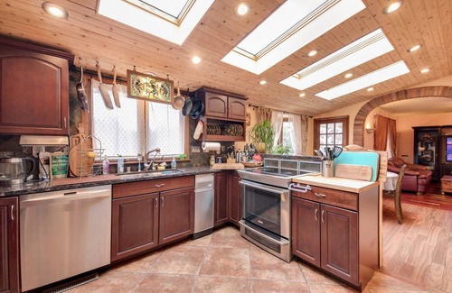 Glendale House | Guest Rated 9.8: Family-Friendly House with Ocean View & Hot Tub