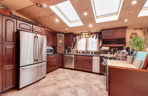Glendale House | Guest Rated 9.8: Family-Friendly House with Ocean View & Hot Tub