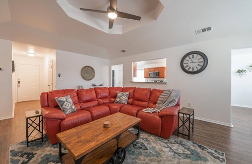 Killeen House | Impressive 4 Bd/2 Ba Home Near Ft. Cavazos with Hot Tub