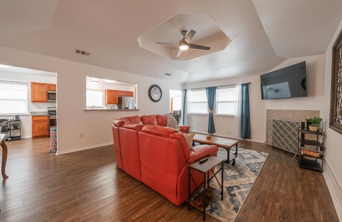 Killeen House | Impressive 4 Bd/2 Ba Home Near Ft. Cavazos with Hot Tub