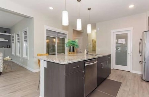 West Edmonton House | Spacious 4-Bdrm Family Retreat w/Modern Amenities