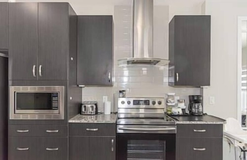 West Edmonton House | Spacious 4-Bdrm Family Retreat w/Modern Amenities