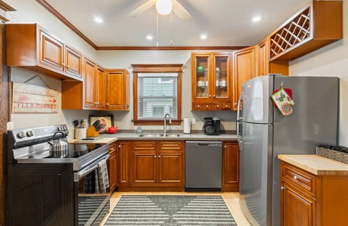 Rochester House | Guest Rated 10/10: Family-Friendly 4 BDRM with Parking