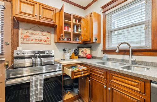 Rochester House | Guest Rated 10/10: Family-Friendly 4 BDRM with Parking