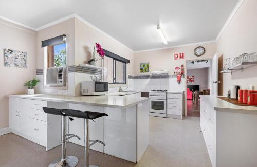 Strathmerton House | Pet-Friendly Retreat: 4 Bedrooms by the Murray River
