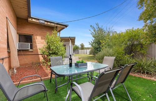 Strathmerton House | Pet-Friendly Retreat: 4 Bedrooms by the Murray River