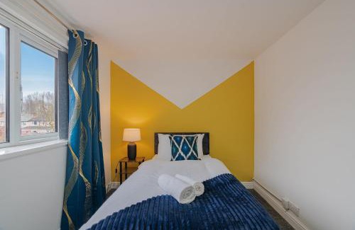 Wyken House | Spacious 4 bed 6 sleeps nr local amenities