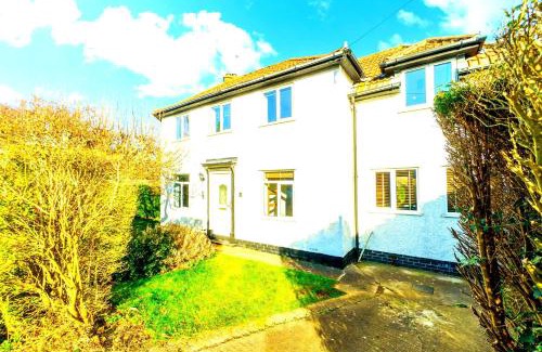 Pill House | Spacious 4-Bed House in Bristol with Wifi & Workspaces