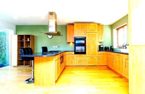 Pill House | Spacious 4-Bed House in Bristol with Wifi & Workspaces