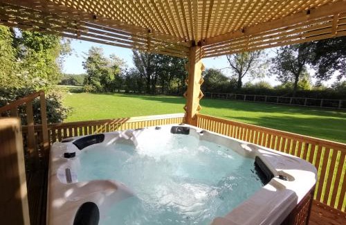 Storwood House | Family-Friendly 4-Bed Cottage with Hot Tub in Parkland