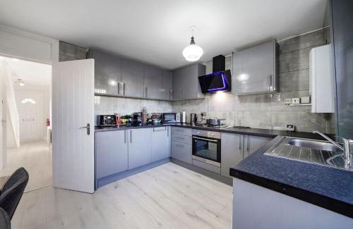 Custom House Apartment | Family-Friendly 4-Bed Garden Retreat near ExCel London