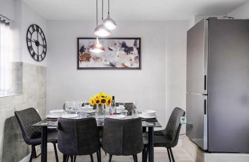 Custom House Apartment | Family-Friendly 4-Bed Garden Retreat near ExCel London