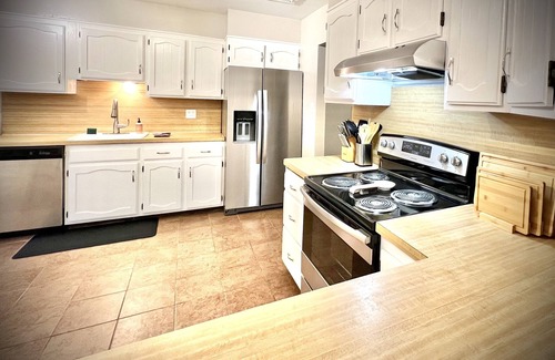 South Bend House | Inviting 4-Bed Home: Just 2 Miles from ND with Great Ratings