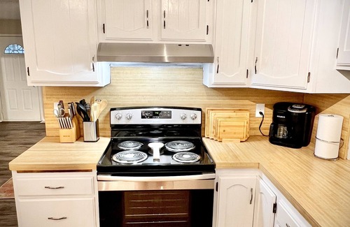 South Bend House | Inviting 4-Bed Home: Just 2 Miles from ND with Great Ratings