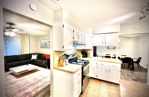 South Bend House | Inviting 4-Bed Home: Just 2 Miles from ND with Great Ratings