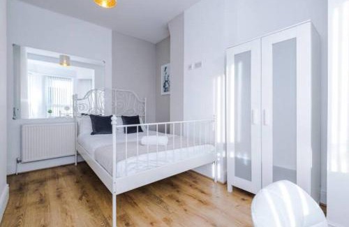 Salford House | Bright 4-Bed House in Manchester - Pet Friendly & Rated 9/10