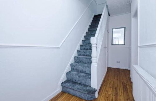 Salford House | Bright 4-Bed House in Manchester - Pet Friendly & Rated 9/10