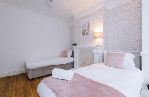 Salford House | Bright 4-Bed House in Manchester - Pet Friendly & Rated 9/10