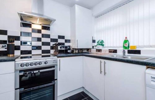 Salford House | Bright 4-Bed House in Manchester - Pet Friendly & Rated 9/10