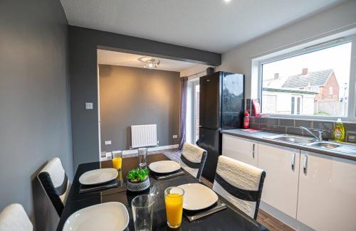 North Hykeham House | Spacious 4-Bed House with Parking Near City Centre