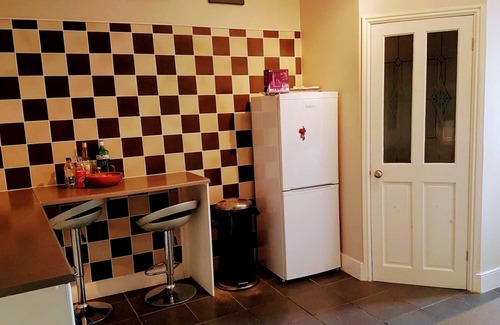 Jedburgh Apartment | Stylish 4 Bed Maisonette with Lake View and Spa Amenities