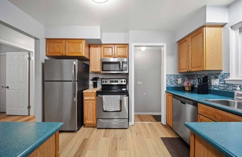 Clawson House | Inviting 4 Bed Room Retreat in Clawson Near Bham