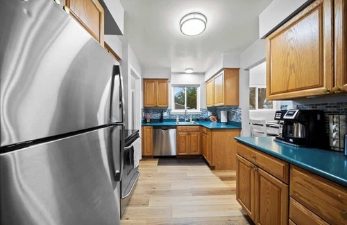 Clawson House | Inviting 4 Bed Room Retreat in Clawson Near Bham